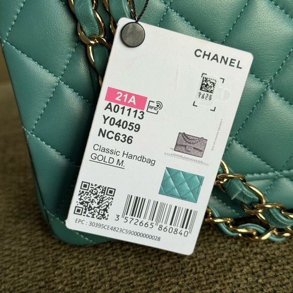 Brand new 2022 green Chanel medium lamb skin - Picture 7 of 9